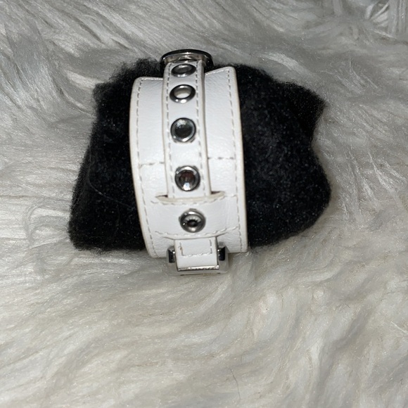 Guess Watch White Leather Watch Genuine Guess Watch Hard to Find⌚️🔻NEW BATTERY - Picture 5 of 12